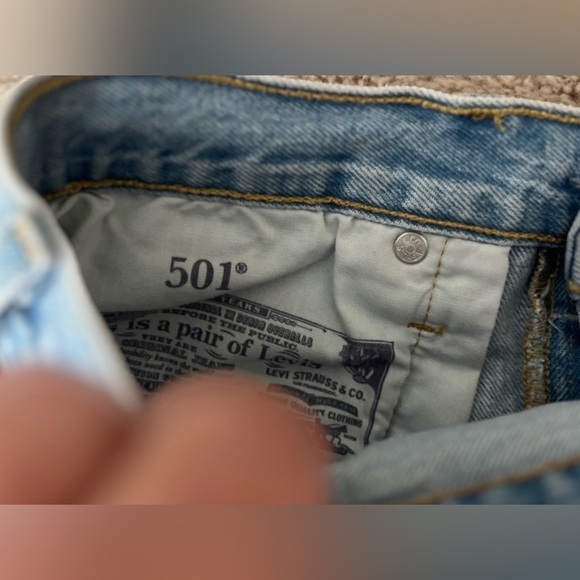 Levi’s 501 Cutoffs Shorts Denim Lt Wash Raw Frey Hem Distressed Buttonfly SZ: 28 - Picture 5 of 8